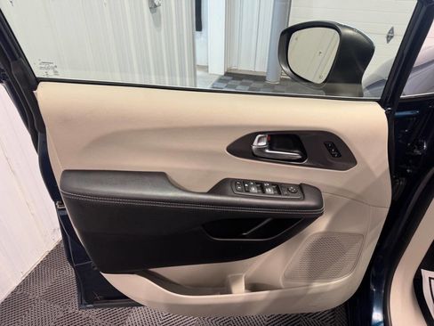 Used 2023 Chrysler Pacifica Touring-L FWD image 7