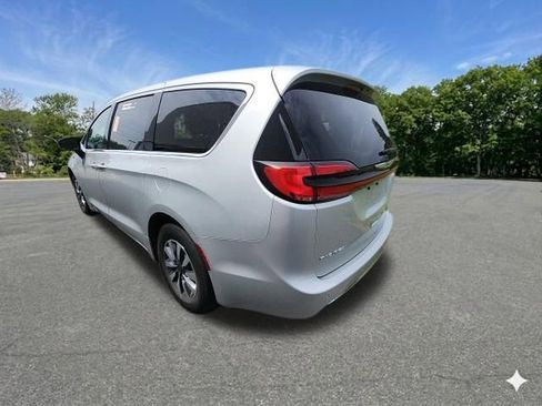 Used 2024 Chrysler Pacifica Limited FWD image 6