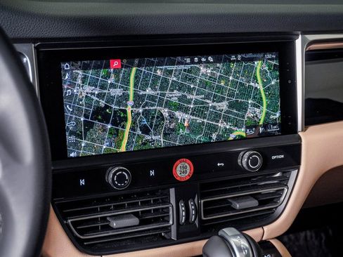 Certified 2025 Porsche Macan image 22