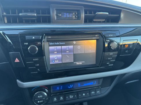 Used 2015 Toyota Corolla LE image 19