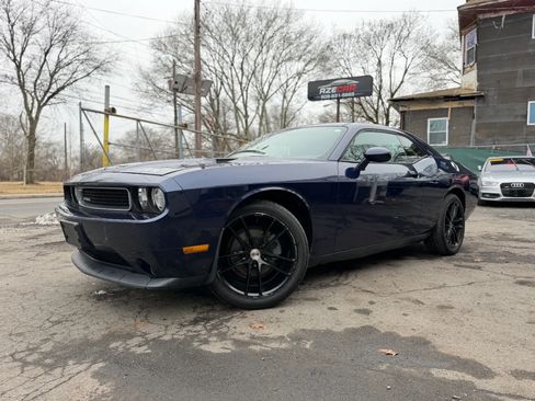Used 2014 Dodge Challenger SXT RWD image 5