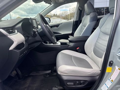 Used 2022 Toyota RAV4 XLE Premium AWD/4WD image 7