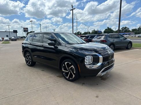Used 2022 Mitsubishi Outlander SE FWD image 3