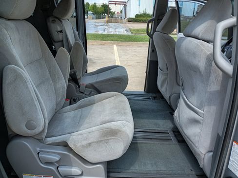 Used 2017 Toyota Sienna LE image 16