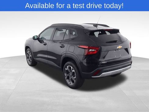 Used 2025 Chevrolet Trax LT w/ LT Convenience Package FWD image 3