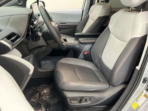 Used 2022 Toyota Sienna XSE w/ XSE Plus Package FWD image 12