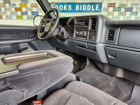 Used 2001 Chevrolet Silverado 1500 LS w/ Firm Ride Suspension Pkg AWD/4WD image 2