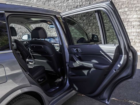 Used 2024 BMW X7 xDrive40i w/ Premium Package image 17