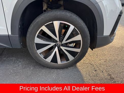 Used 2022 Volkswagen Taos SE FWD image 2