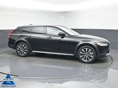 Used 2024 Volvo V90 B6 Cross Country Plus image 1
