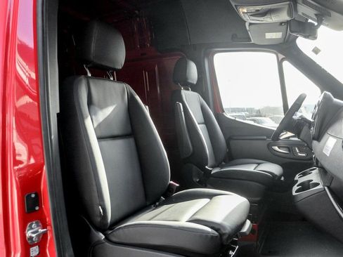 Used 2025 Mercedes-Benz Sprinter 2500 image 25