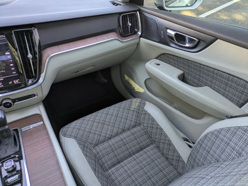 Used 2020 Volvo V60 T5 Momentum w/ Protection Package Premier image 19