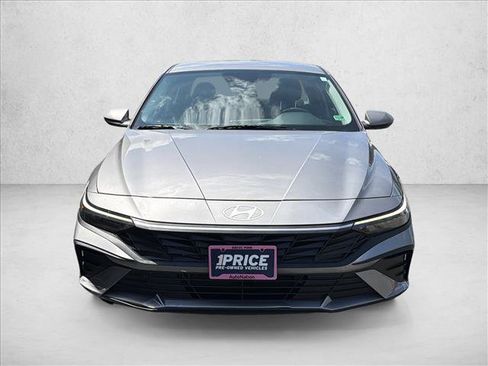 Used 2025 Hyundai Elantra Hybrid FWD image 2
