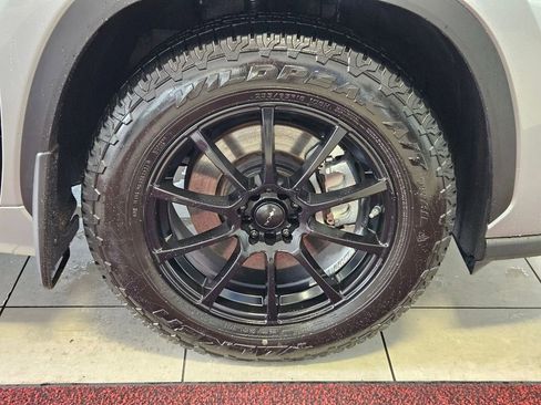 Used 2022 Toyota Highlander LE AWD/4WD image 32