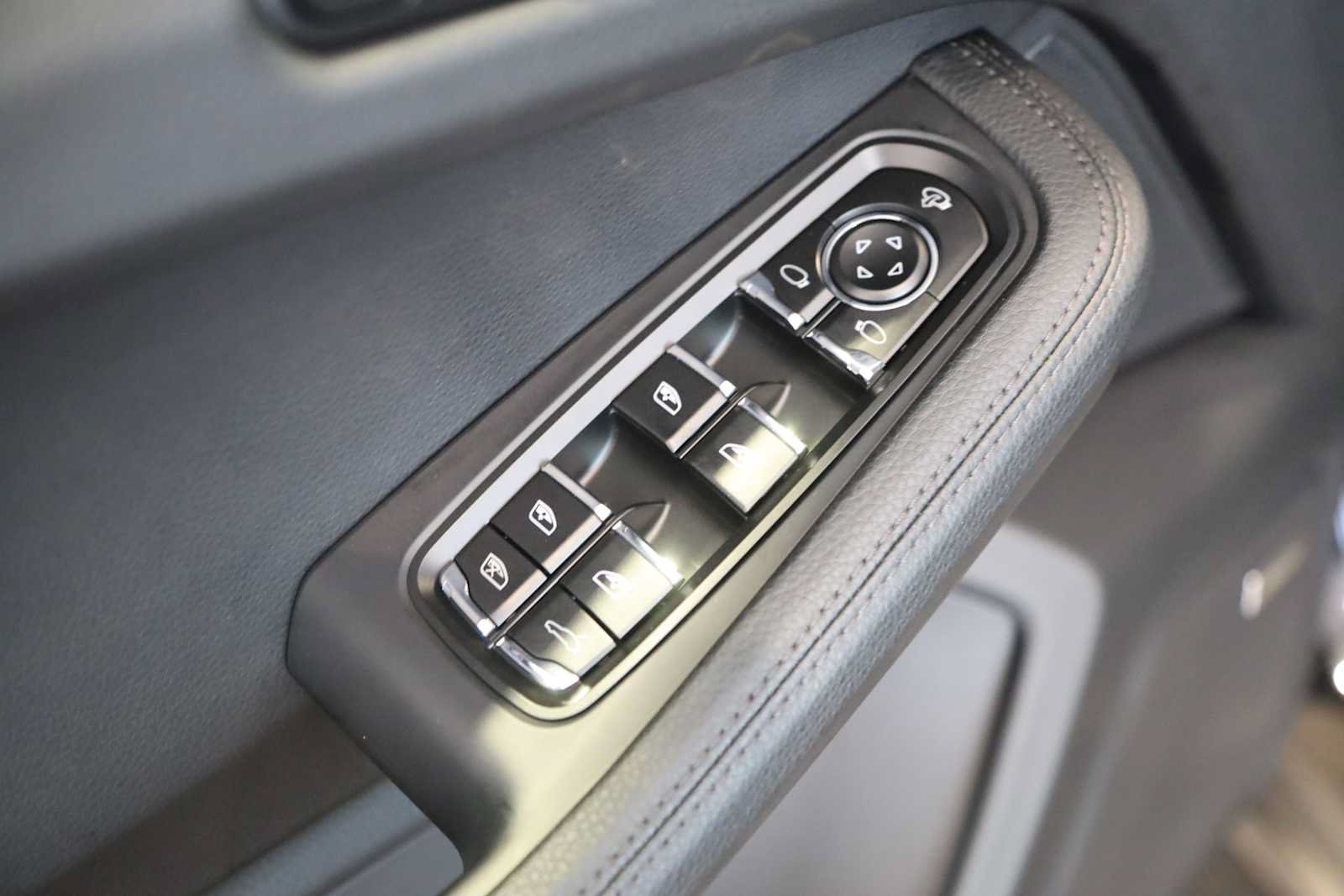 Used 2025 Porsche Macan AWD/4WD image 24