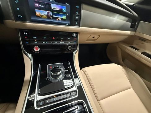 Used 2018 Jaguar XF Premium image 24