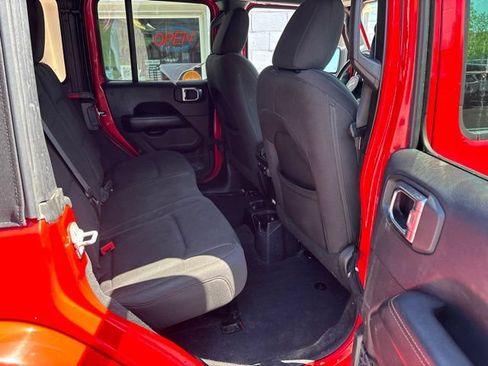 Used 2018 Jeep Wrangler Unlimited Sahara AWD/4WD image 9