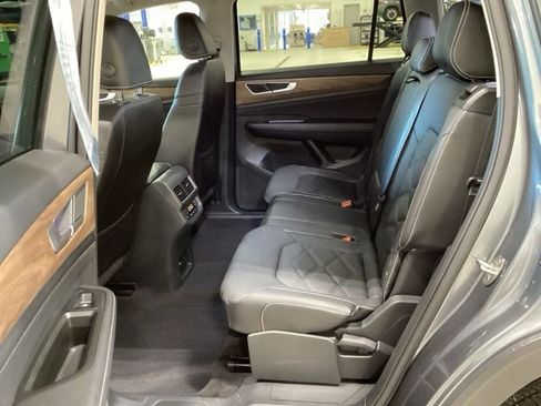 Certified 2024 Volkswagen Atlas SE image 18