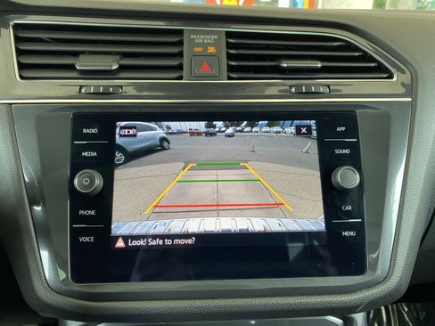 Certified 2023 Volkswagen Tiguan SE w/ Panoramic Sunroof Package FWD image 4