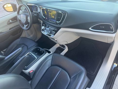 Used 2023 Chrysler Pacifica Touring-L image 12