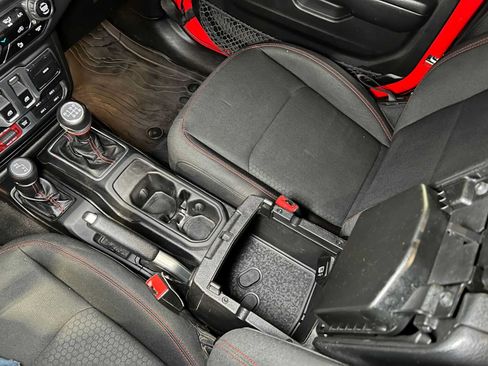 Used 2018 Jeep Wrangler Rubicon AWD/4WD image 28
