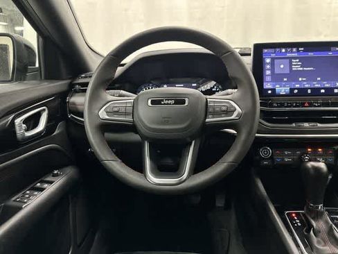 Used 2025 Jeep Compass Trailhawk w/ Trailer Tow Group AWD/4WD image 15