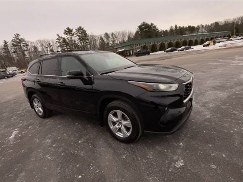Used 2022 Toyota Highlander LE image 2