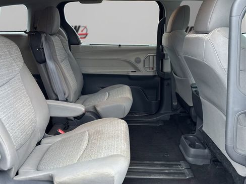 Used 2021 Toyota Sienna LE image 10