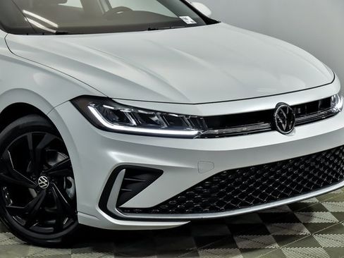 Certified 2025 Volkswagen Jetta SE image 2