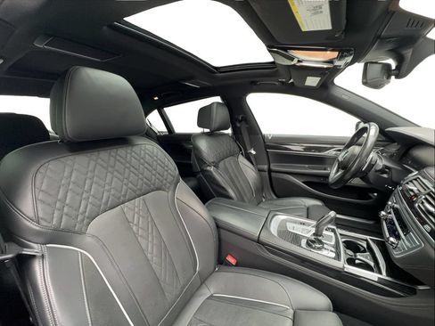 Used 2022 BMW 740i w/ Luxury Rear Seating Package RWD image 31