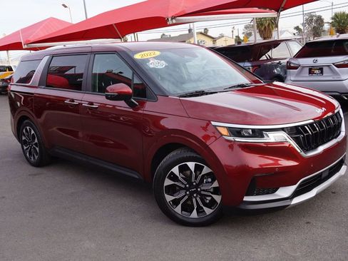 Used 2022 Kia Carnival EX image 2