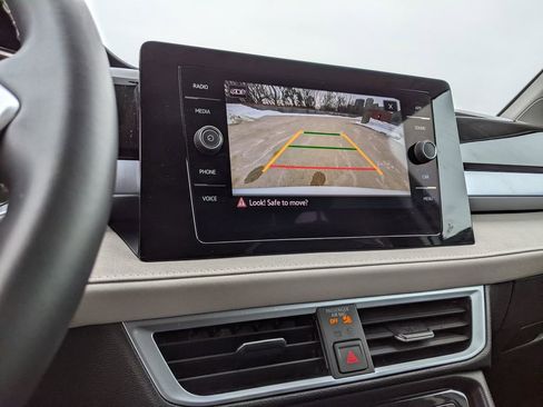 Certified 2025 Volkswagen Taos SE image 16