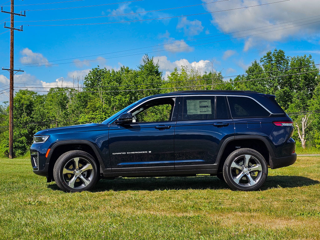New 2026 Jeep Grand Cherokee Limited w/ Luxury Tech Group II AWD/4WD image 6