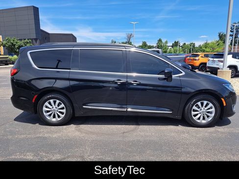 Used 2017 Chrysler Pacifica Touring-L FWD image 2