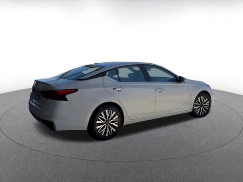 Used 2025 Nissan Altima 2.5 SV FWD image 12