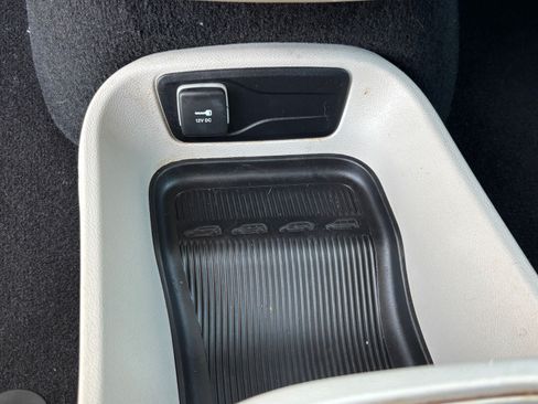 Used 2024 Chrysler Pacifica Touring-L FWD image 16