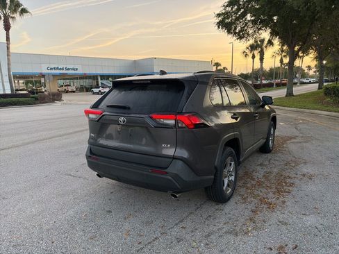 Used 2022 Toyota RAV4 XLE w/ Convenience Package image 5
