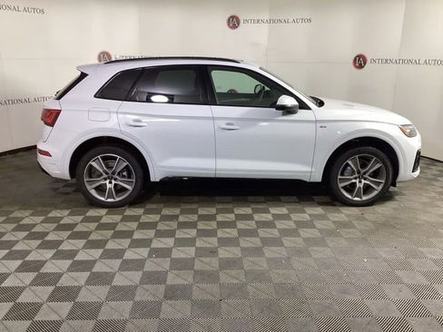 Certified 2025 Audi Q5 2.0T Premium w/ Convenience Plus Package image 4