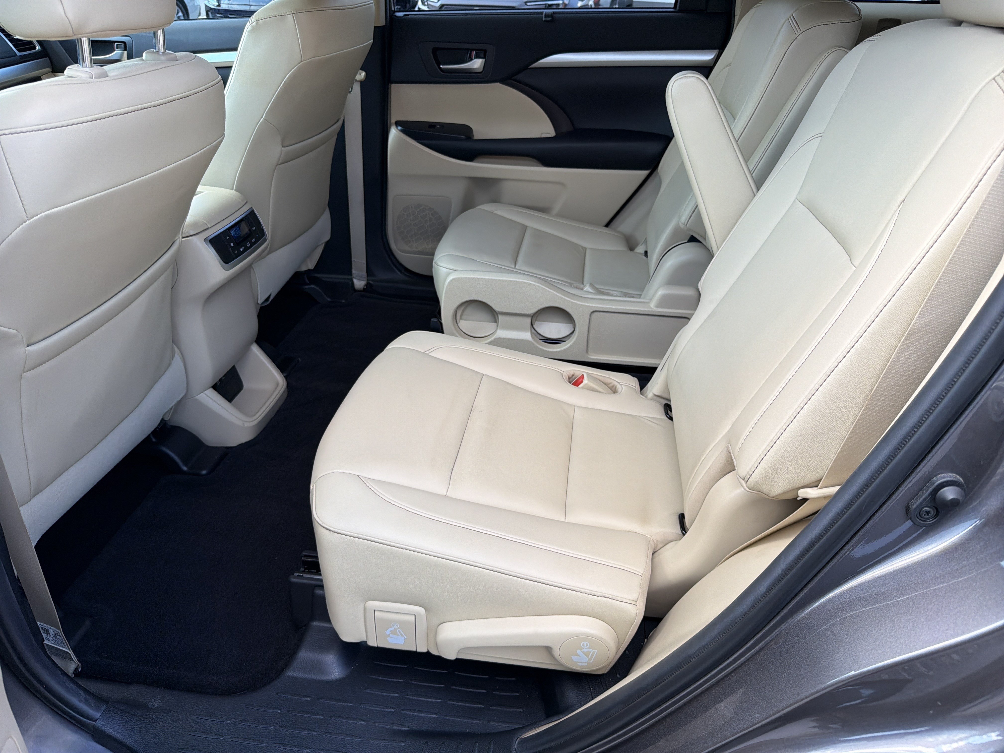 Used 2019 Toyota Highlander XLE FWD image 30