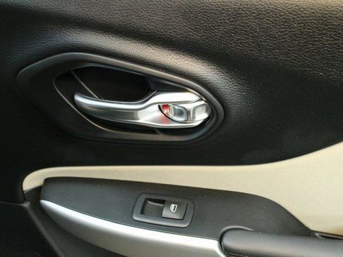 Used 2017 Jeep Cherokee Sport image 13