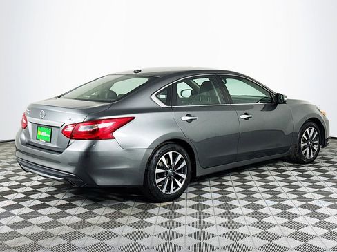 Used 2017 Nissan Altima 2.5 SL w/ Moonroof Package image 10