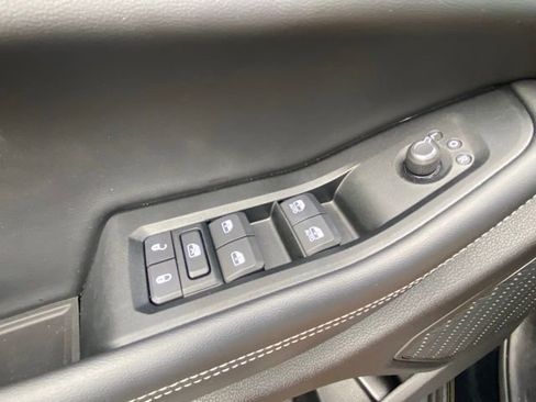 Used 2025 Jeep Grand Cherokee Limited w/ Luxury Tech Group II image 19