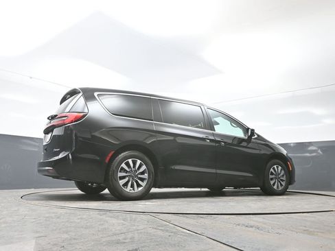 Used 2024 Chrysler Pacifica Select image 49