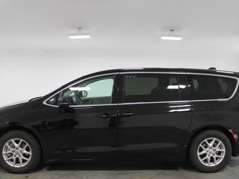 Used 2024 Chrysler Pacifica Touring-L image 6