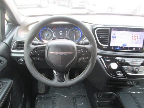 Used 2023 Chrysler Pacifica Touring-L w/ S Appearance Package AWD/4WD image 18