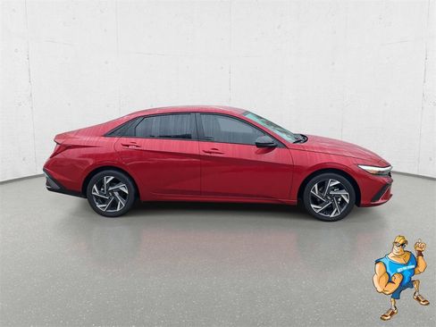 Used 2025 Hyundai Elantra SEL image 4