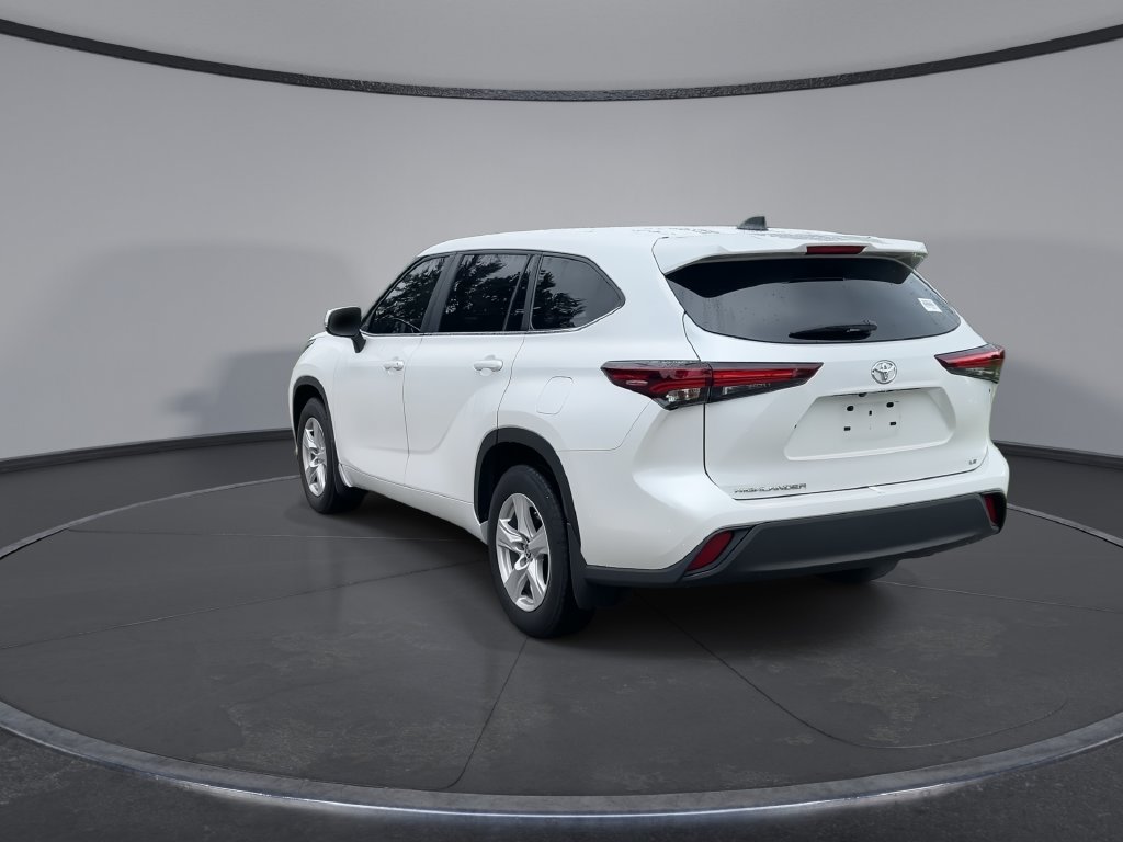 Used 2024 Toyota Highlander LE FWD image 7