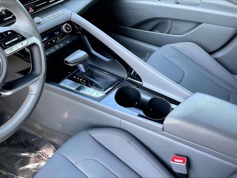 Certified 2025 Hyundai Elantra SEL FWD image 17