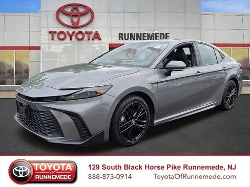 Used 2025 Toyota Camry SE FWD image 3