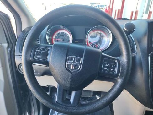 Used 2019 Dodge Grand Caravan SE w/ UConnect Hands-Free Group image 16